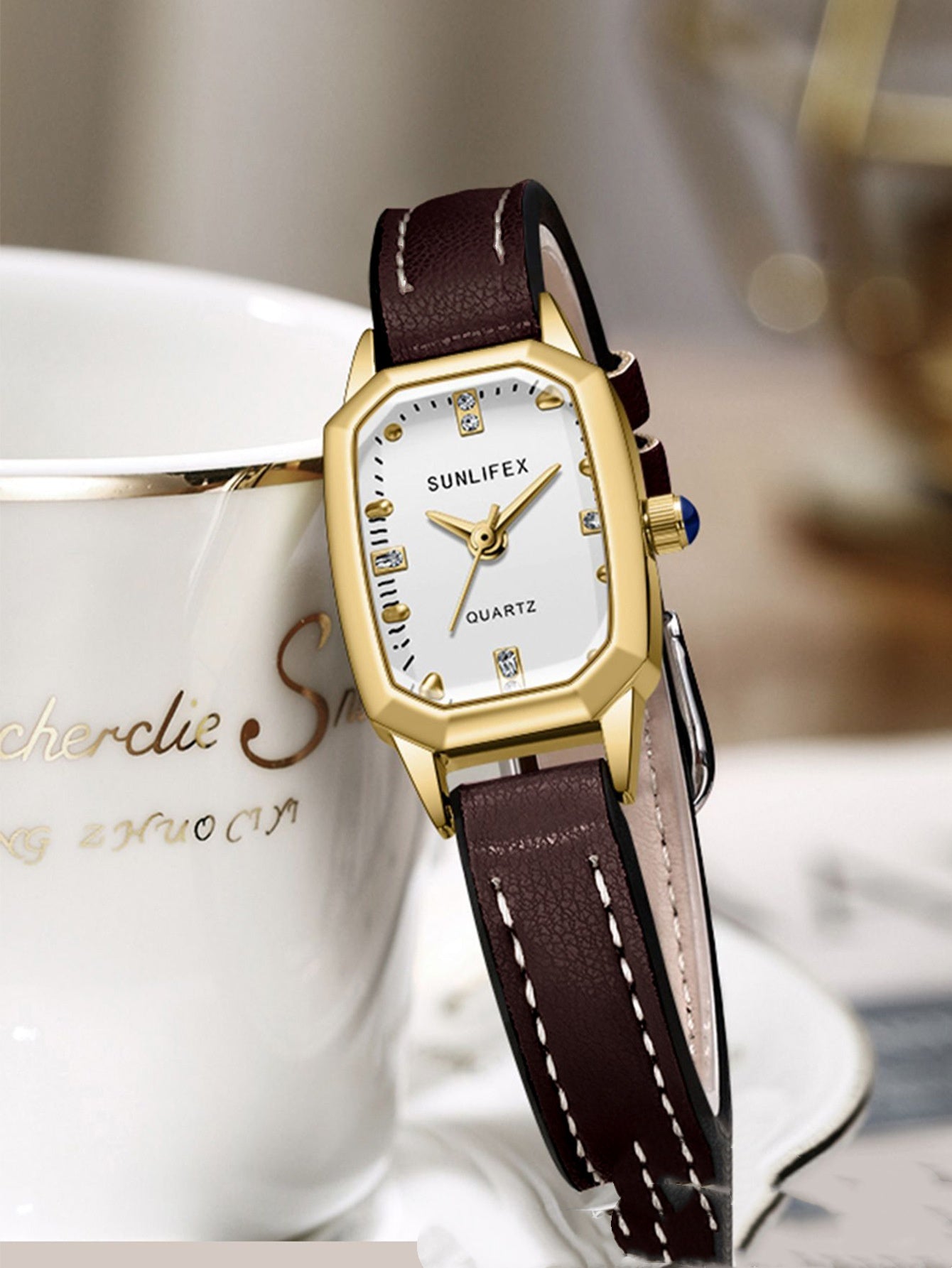 Montre Carrée Cadran Soleil Bracelet Cuir Rétro